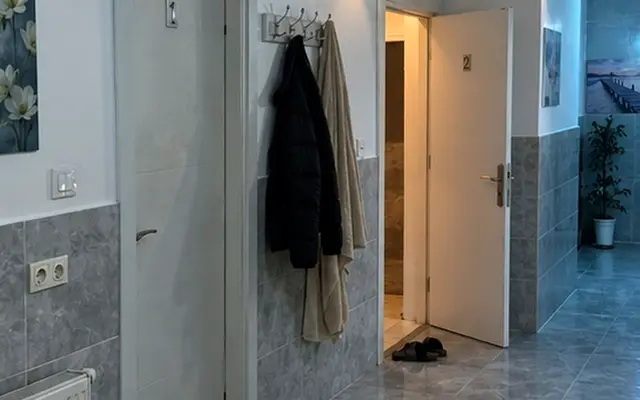 Oda girişinde askı ve temiz terlik — Osmanbey, Masaj Salonun